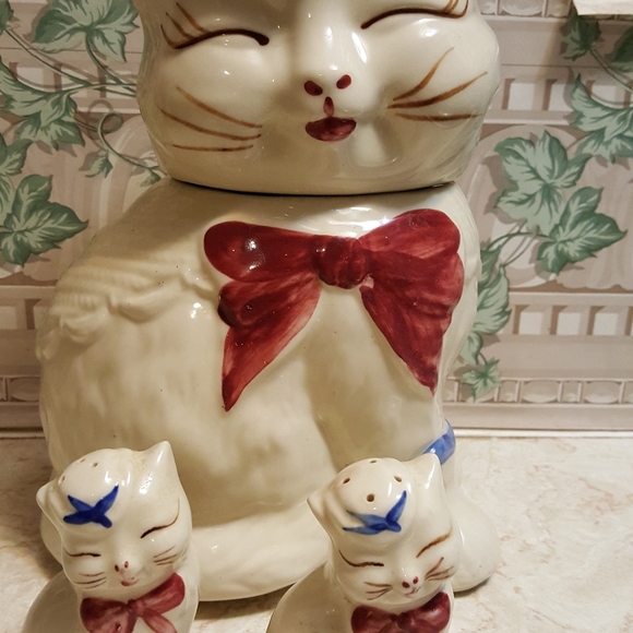 Vintage Shawnee Puss and Boots Cookie Jar with Salt and Pepper Shaker - Picture 2 of 13